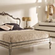 Двуспальная кровать и тулетный столик в классическом стиле
