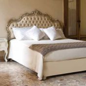 Двуспальная кровать белого цвета с высоким изголовьем фабрики Chelini