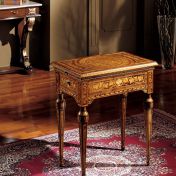 Инкрустированный столик в классическом стиле