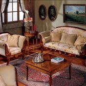 Классическая гостиная с мягкой мебелью и столиками