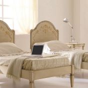 Односпальная кровать и ночной столик для классического интерьера