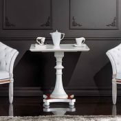 Светлый столик коллекции Ottocento с удобными креслами 