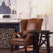 Уютный комплект с камином и мягким креслом в классическом стиле
