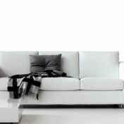 Белый трехместный диван