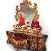 Богатый туалетный столик и фигурное зеркало 