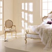 Большая кровать с мягким изголовьем и креслице для спальни