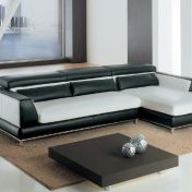 Дизайнерский диван с черно-белой обивкой.