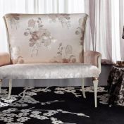 Двухместный диван с цветочным принтом.