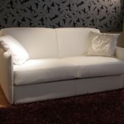 Двухместный диван нежного кремового оттенка