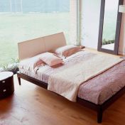 Двухспальная кровать с прикроватной тумбочкой