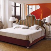 Двуспальная кровать и предметы интерьера для классической спальни