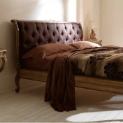 Двуспальная кровать с обитым изголовьем и прикроватная тумбочка 