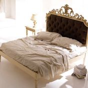 Двуспальная кровать в королевским изголовьем и туалетные столики