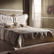 Двуспальная кровать в обивке из белой кожи