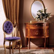 Инкрустированная консоль, овальное зеркало и роскошный стул 