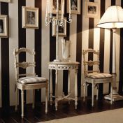 Кофейный столик и стулья в классическом стиле