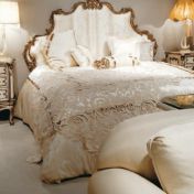 Красивая кровать и стильный комод для спальни.