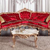 Красный диван с позолоченными деталями.