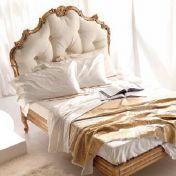 Кровать с обитым изголовьем для классической спальни