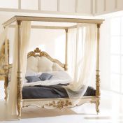 Кровать с балдахином в классическом стиле