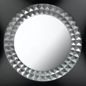Круглое зеркало в серебристой раме