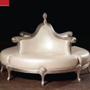 Круглый диван в классическом дизайне.