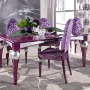Лиловые стулья и стол для столовой комнаты.