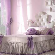 Мебель для спальни в лиловом цвете.