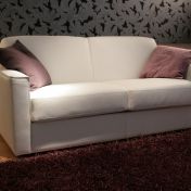 Мягкий диван кремового цвета