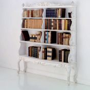 Открытый книжный шкаф с декорированными резными элементами
