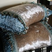 Велюровые подушки с декоративной тесьмой
