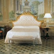 Спальный гарнитур с большой кроватью  в классическом стиле 