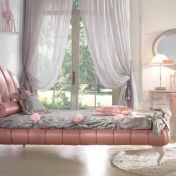 Спальный гарнитур в розовом цвете.