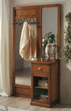 Зеркальный шкаф с вешалками для вашей прихожей 